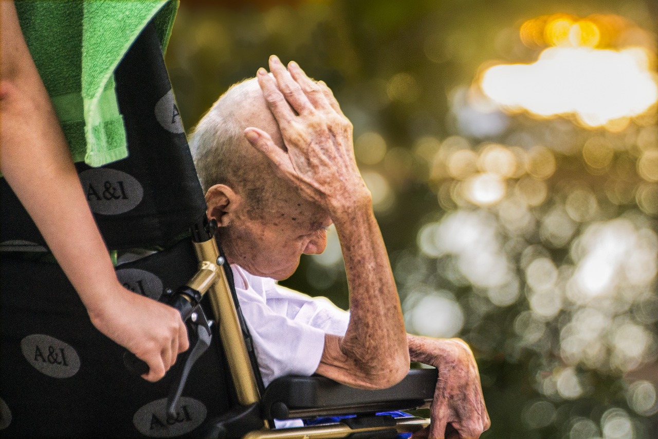 Догляд за онкохворим у будинку для літніх людей 