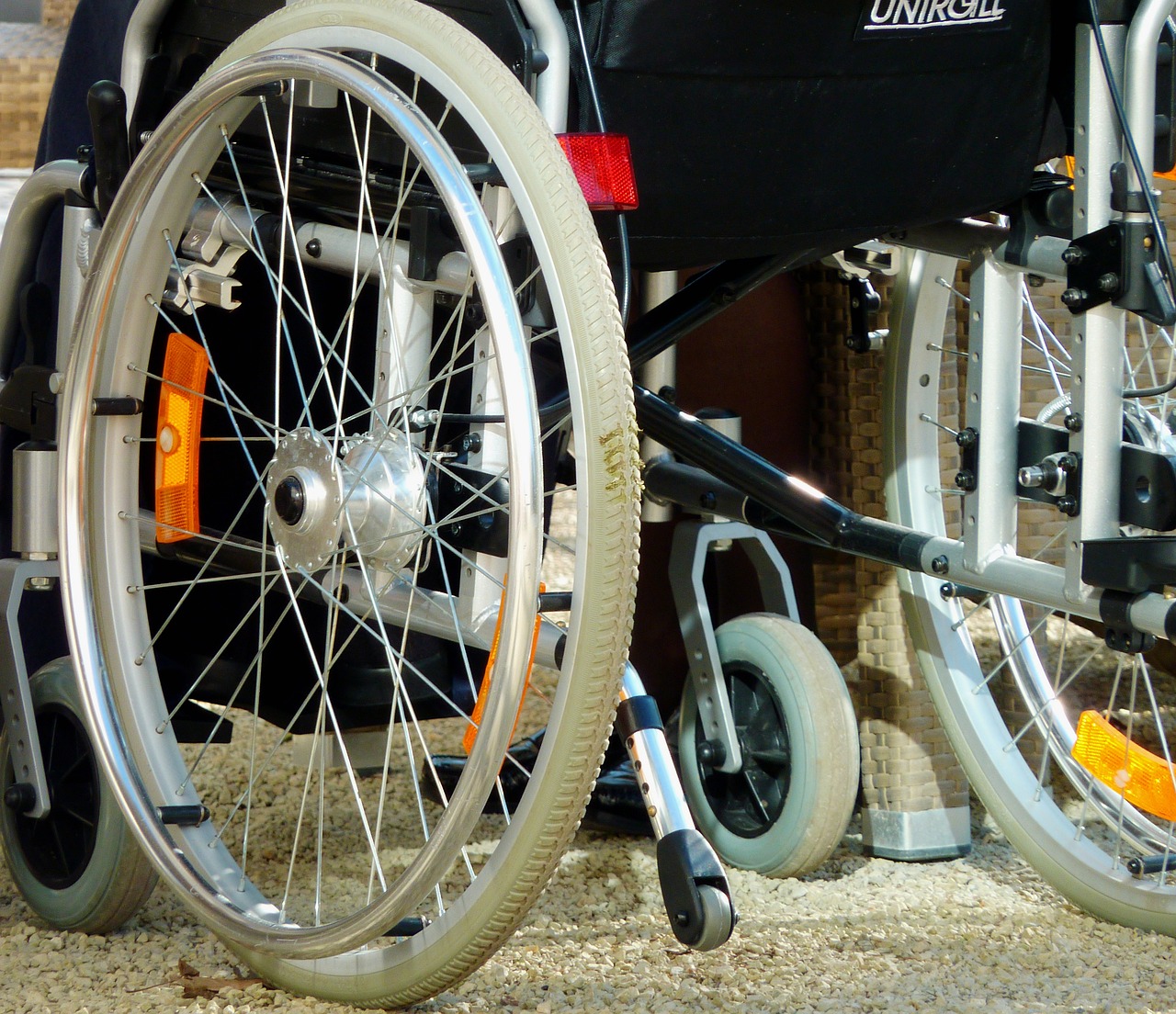 Догляд за літніми інвалідами на візку